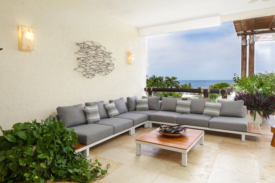 The terrace at Veneros, looking over the Pacific
